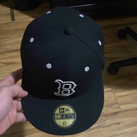 fitted hat - Picture 1 of 2